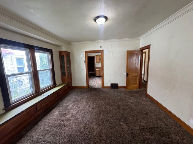 Foto del edificio - Charming 4-Bedroom Property in Prime Location