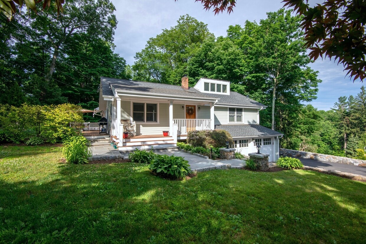 Primary Photo - 172 Ponus Ave