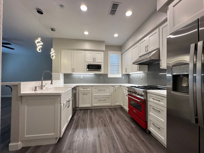 Building Photo - Stunning 3 Bedroom, 2.5 Bath Townhome / Be...