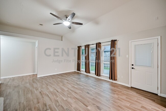 Foto del edificio - Well Maintained and Tastefully Updated 3/2...