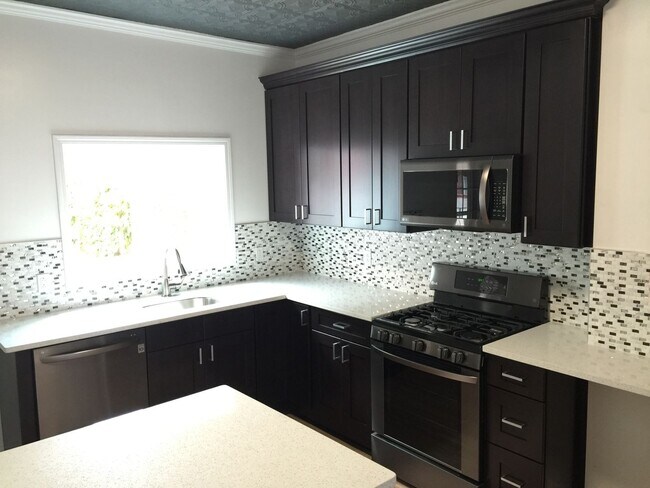 Building Photo - Gorgeous 3 Bedroom Reno in South Side. Ope...