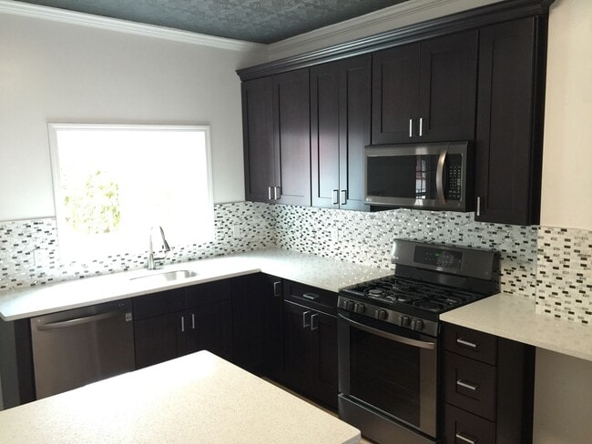 Foto del edificio - Gorgeous 3 Bedroom Reno in South Side. Ope...