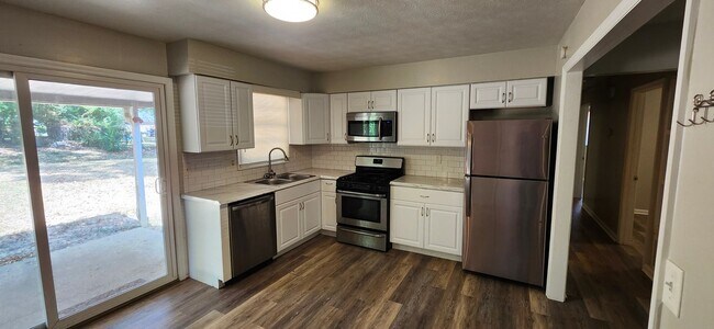 Building Photo - 3 Bedroom Home North Columbus