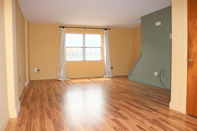 Building Photo - 433 E Mosser St