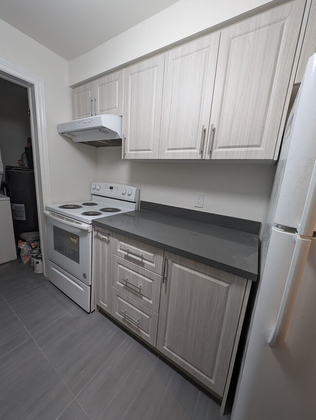 Building Photo - 189 Lake Driveway W