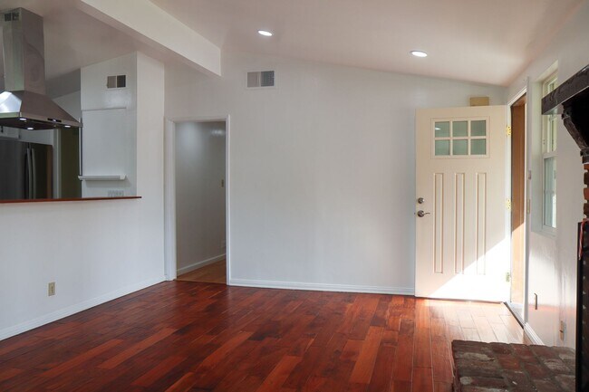 Foto del edificio - Remodeled Gem with Spacious Yard and New B...