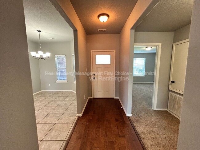 Building Photo - 423 Ridge Point Dr