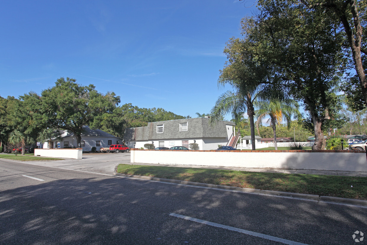 Primary Photo - Devonshire Apartments