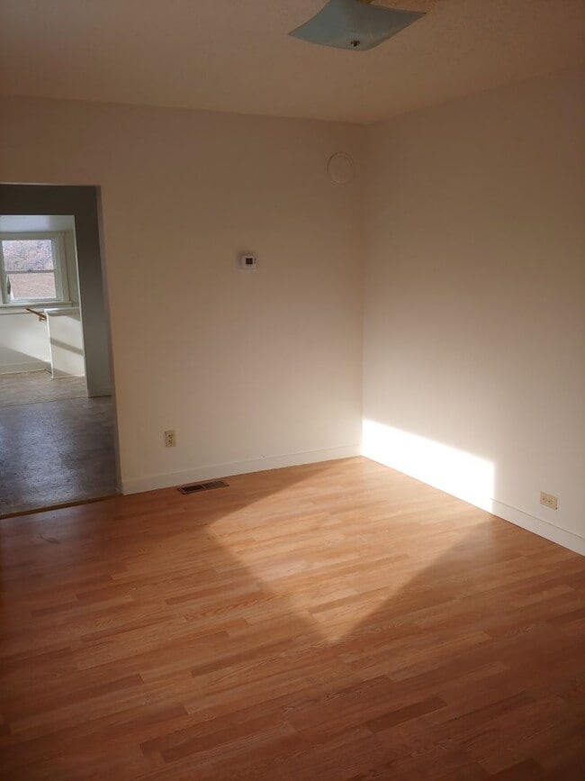 Building Photo - 4 Bedroom 1 Bath- Home