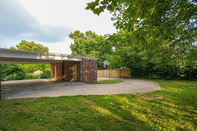 Foto del edificio - Tons of Space in this 4 Bedroom Home