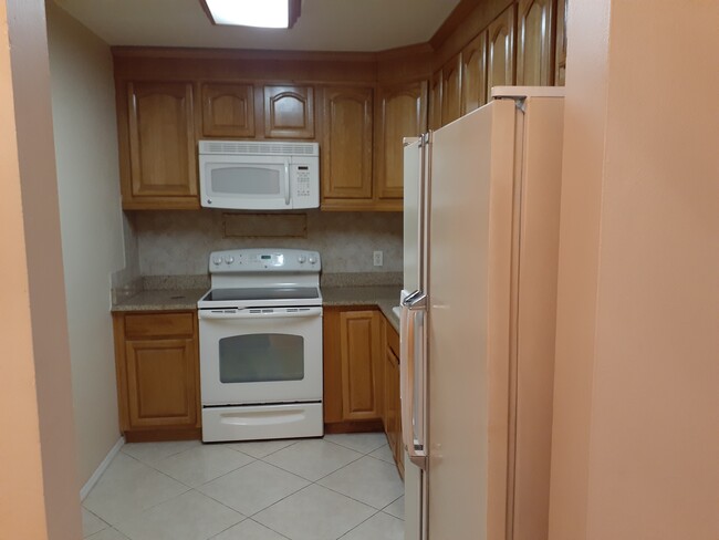 Kitchen - 4611 W Fig St