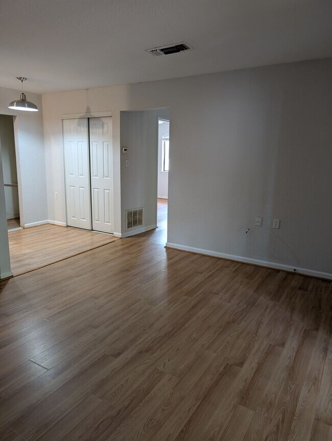 Building Photo - 2/1 Condo with screened porch and community pool