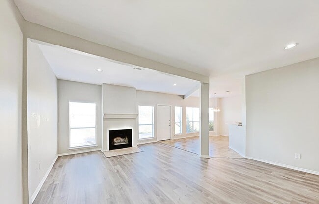 Foto del edificio - AVAILABLE NOW