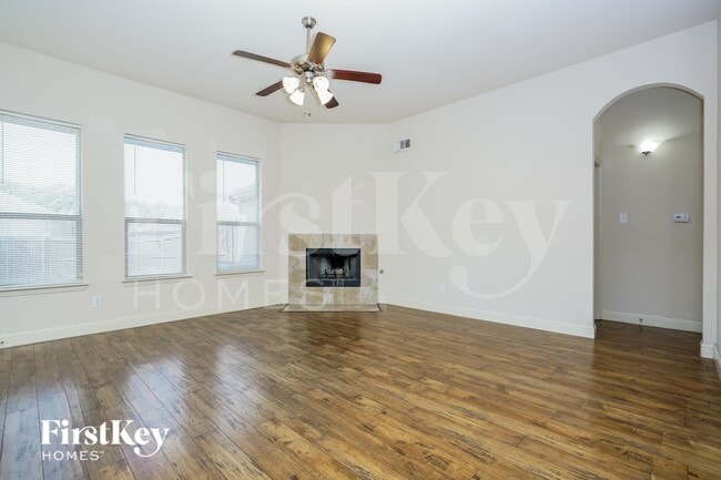 Foto del edificio - 1223 Jewel Ln