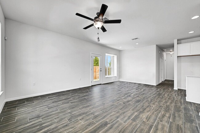 Building Photo - 9500 Morning Iris Dr