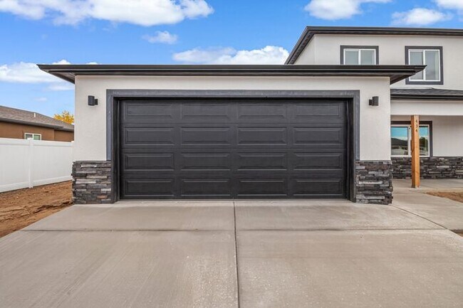 Foto del edificio - Price Drop! Beautiful 4-Bedroom Rental with Modern Upgrades and RV Parking!