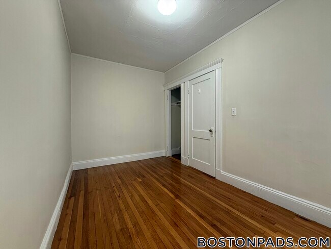 Building Photo - 231-235 Park Dr