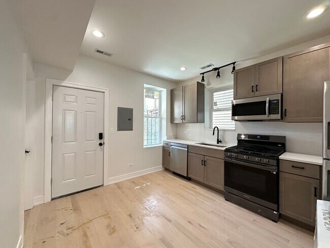 Building Photo - 2943 N Gresham Ave