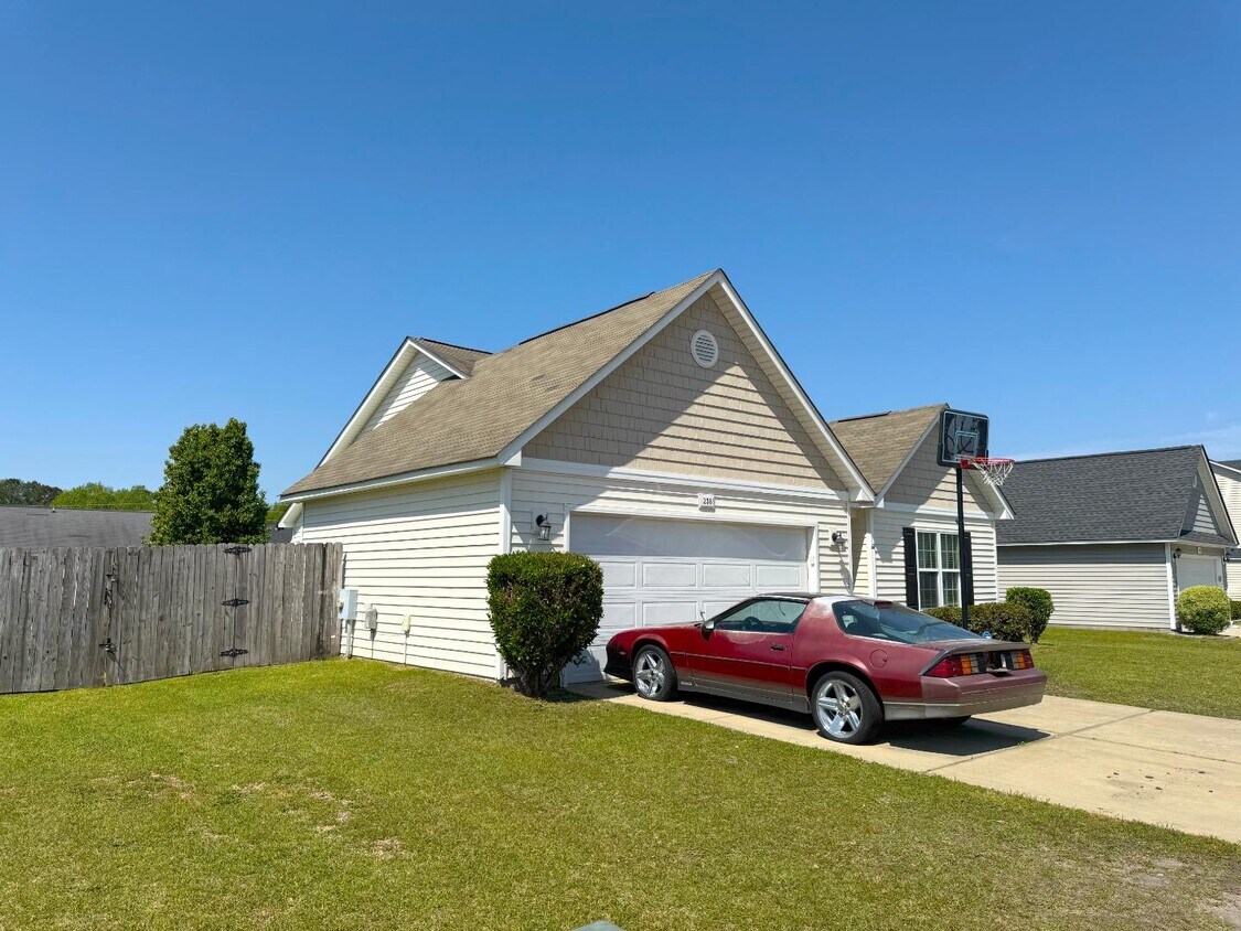 Foto principal - 238 Roanoke Dr
