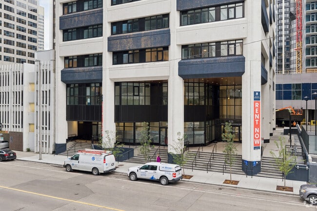 Photo du bâtiment - Eau Claire Residences