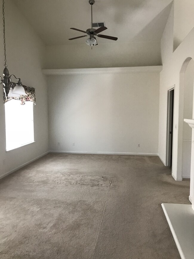 Building Photo - Beautiful & Spacious home!