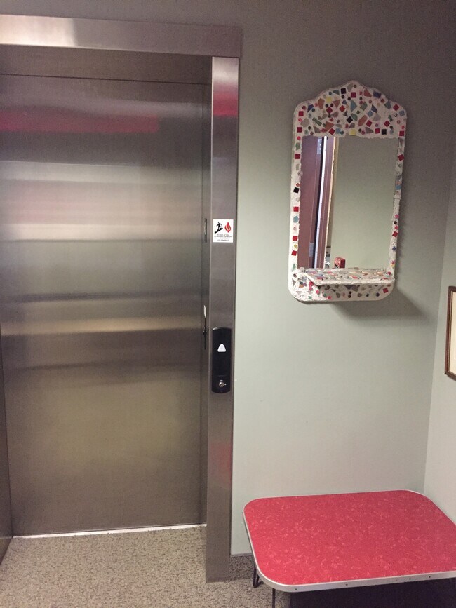 Elevator - 116 St Paul St