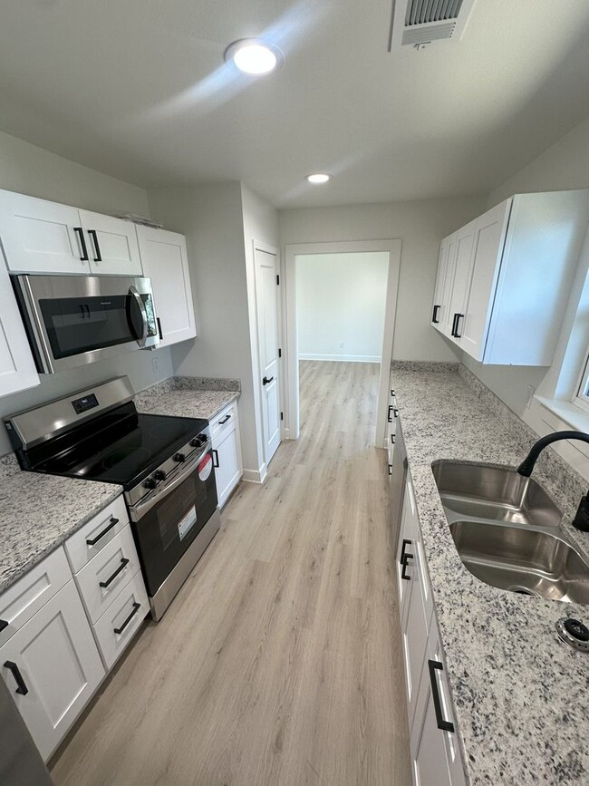 Building Photo - 169 Wildflower Dr