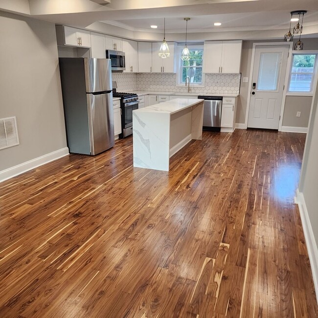 Building Photo - Newly Renovated 3-Bedroom 2-Bathroom Town ...