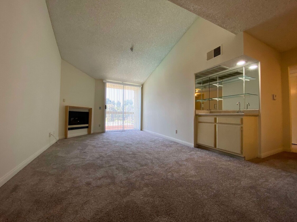 Foto principal - Spacious Condo 1 bed + 1 bath in North Hol...