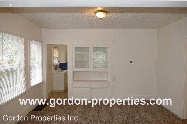 Building Photo - 2 br, 1 bath House - 717 NE Holland St