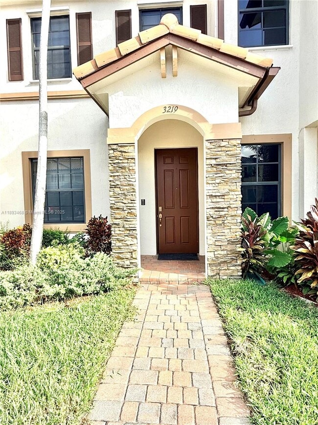 Building Photo - 3219 SE 5th Ct