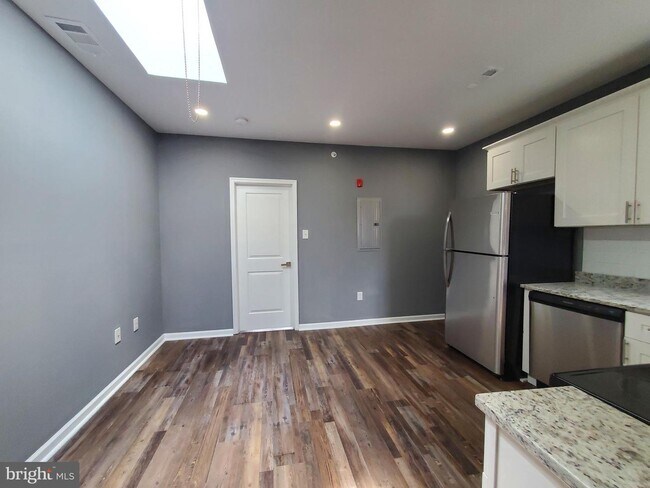Building Photo - 207 S 49th St