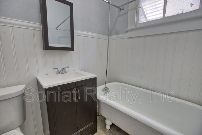 Building Photo - 2437 Lapeyrouse St