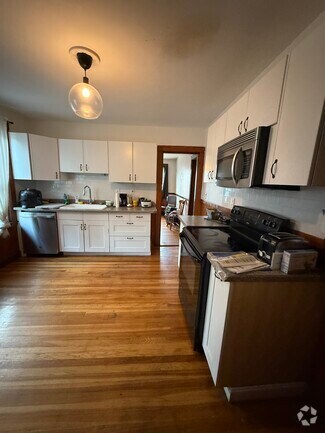 Building Photo - 68 Belden St