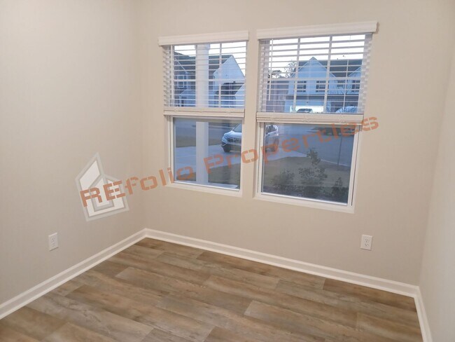 Foto del edificio - Elegant Cul-de-sac Home with 4 Bedrooms, A...