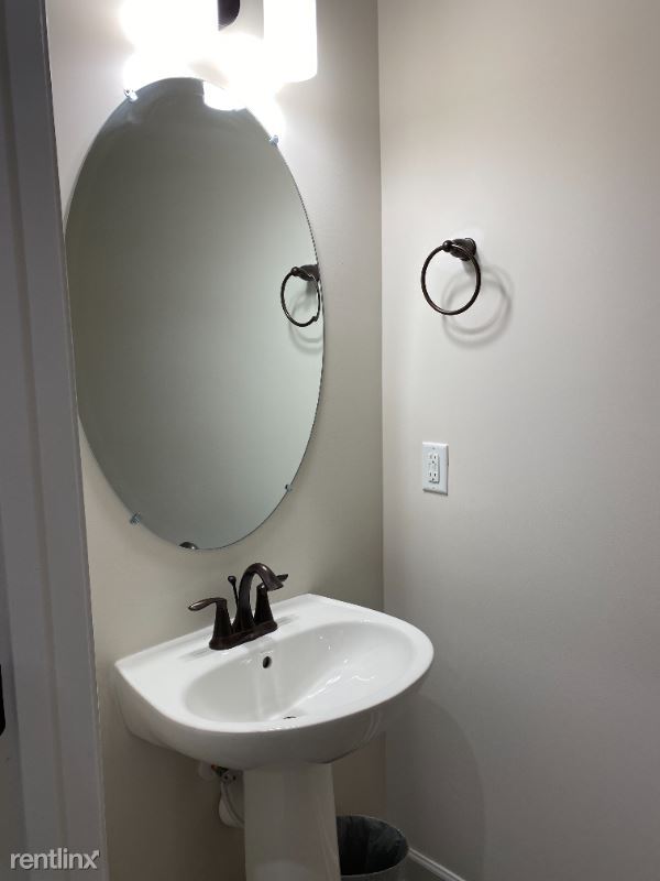Building Photo - 3 br, 2.5 bath Townhome - 302 Nessa St