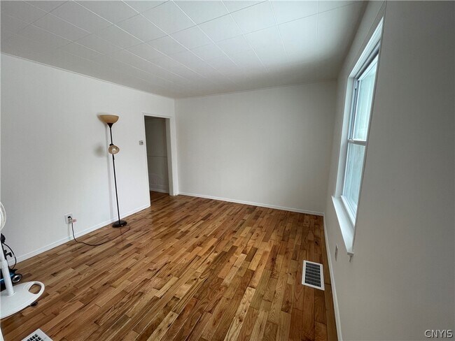 Foto del edificio - 7319 Richmond Rd W