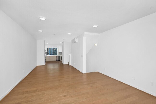 Foto del edificio - Bellevue spacious townhome living - 2 car garage