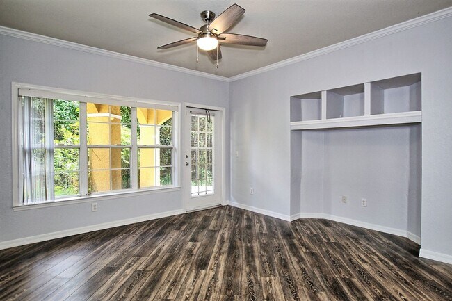 Foto del edificio - 2 bedroom/2 bath, 1st floor unit with a 1-car garage!