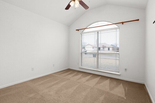 Building Photo - Spacious 4 bedroom home