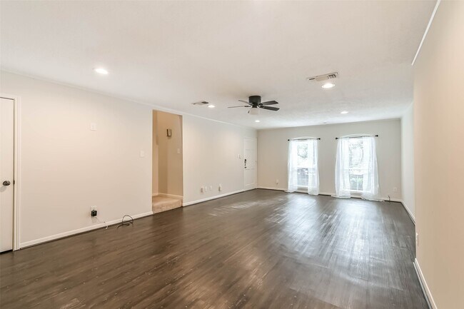 Foto del edificio - 496 N Post Oak Ln
