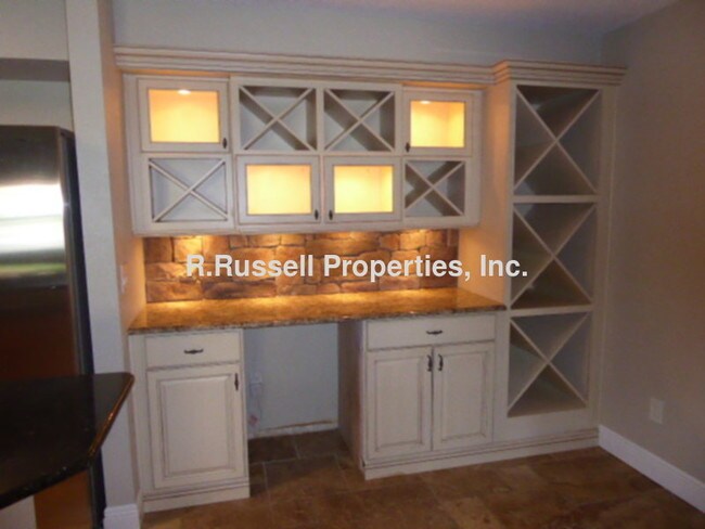 Building Photo - 831 Camargo Way