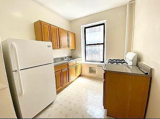 Building Photo - 3 bedroom in BRONX NY 10463