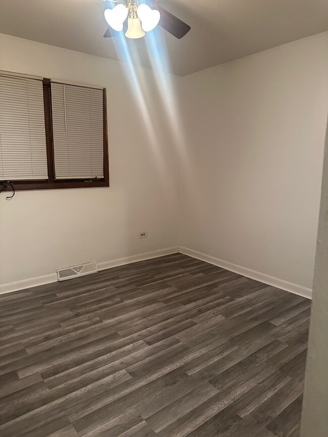 Building Photo - 380 Mackinaw Ave