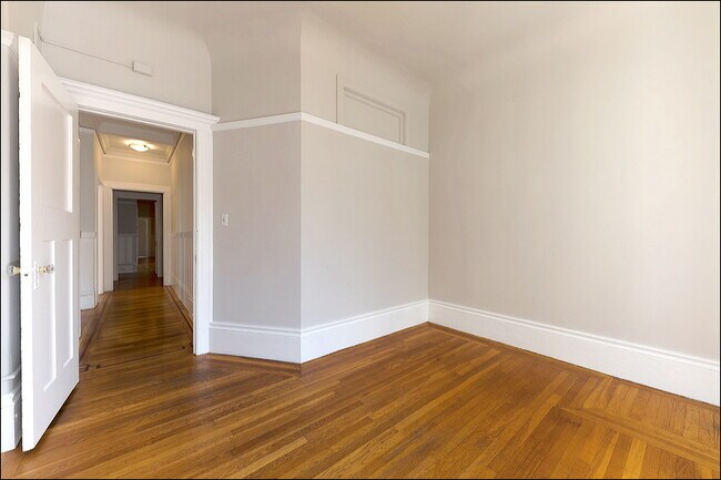 Foto del edificio - 1758 Washington St