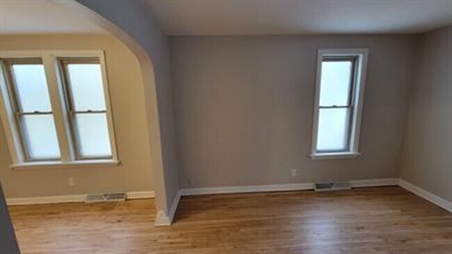 Building Photo - **Charming 1-Bedroom Plus Den Home with Modern Comforts**