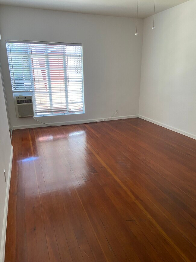 Building Photo - 1240 N Orange Grove Ave