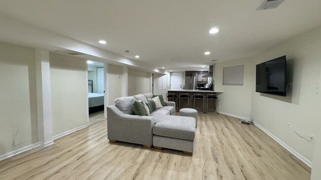 Foto del edificio - 1305 N Austin Blvd