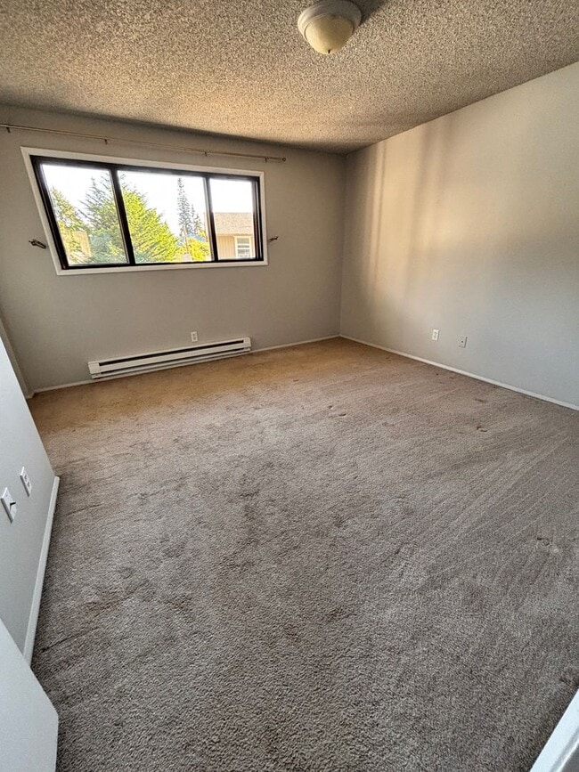 Building Photo - 2 Bedrrom, 1.5 Bahroom Townhouse, availabl...