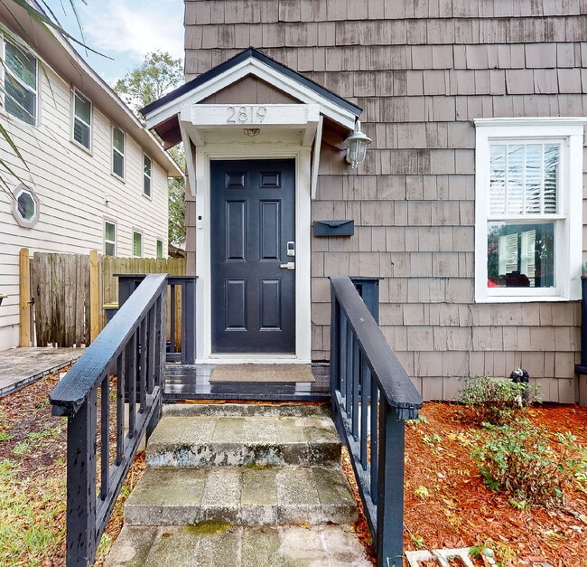 Building Photo - Stunning Upstairs 2-Bed, 1-Bath, Kitchen, ...